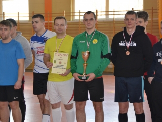 zawodnicy druzyny OSP Malanow z pucharem