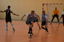 mezczyzni grajacy w pilke nozna w sali sportowej