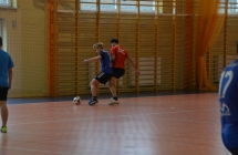 mezczyzni grajacy w pilke nozna w sali sportowej (5)