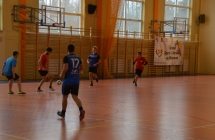 mezczyzni grajacy w pilke nozna w sali sportowej (4)