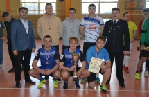 druzyna OSP Grabkow z pucharem za zwyciestwo