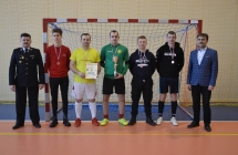 druzyna OSP Malanow na tle bramki
