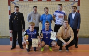 druzyna OSP Grabkow na tle bramki