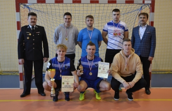 druzyna OSP Grabkow na tle bramki
