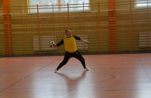 bramkarz wyrzucajacy pilke reka w sali sportowej