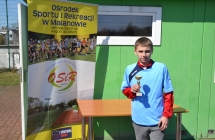 najlepszy bramkarz turnieju Mateusz Konefal z pucharem w tle rollup OSiR