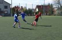 grupa mlodych chlopcow grajacych w pilke nozna (4)