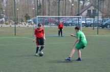 grupa mlodych chlopcow grajacych w pilke nozna (3)
