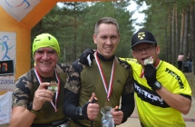 Troje mężczyzn z medalami 