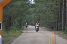 Motocyklista i biegacz na trasie 