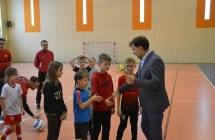 Mężczyzna wręczający nagrody drużynie piłkarskiej 