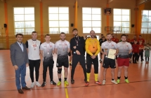 Mężczyzna z piłkarzami 