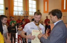 Mężczyzna otrzymujący dyplom i medal 
