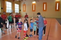 Mężczyzna wręczający drużynie piłkarskiej chłopców nagrodę 