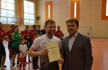 Uśmiechnięty mężczyzna trzymający dyplom 