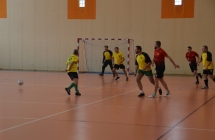 Piłkarze na hali sportowej podczas meczu 
