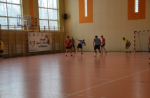 Piłkarze na sali sportowej 