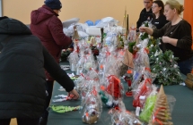 Kiermasz dla potrzebujących i ludzie nim zainteresowani 