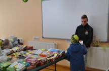 Chłopak i młody chłopczyk podczas kiermaszu 