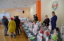 Kiermasz świąteczny i zainteresowani nim ludzie 