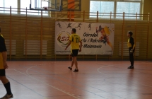 Troje piłkarzy na boisku hali sportowej 
