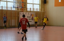 Piłkarze dwóch drużyn na hali sportowej 