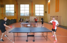 Dwoje zawodników zawodów w tenisa stołowego podczas gry 