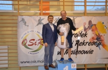 Elegancko ubrany mężczyzna i zawodnik na podium 