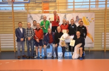 Zdjęcie grupowe zawodników zawodów w tenisie stołowym 