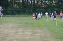 Kilkoro chłopców podczas rywalizacji sportowej. 