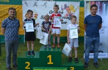 Troje chłopców i dziewczynka na podium 