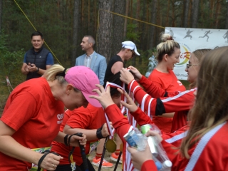 Dziewczyna wręczająca medal uczestnikowi biegów 