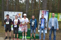 Pięcioro mężczyzn i kobieta 