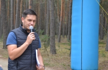 Mężczyzna mówiący do mikrofonu 