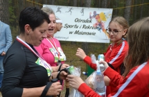 Dwie kobiety dostające od dziewczynek poczęstunek 