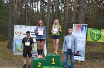 Dwie kobiety na podium z nagrodami za bieg, oraz obok nich dwoje mężczyzn 
