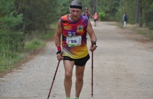 Starszy mężczyzna podczas marszu nordic walking