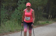 Kobieta podczas marszu nordic walking 