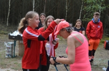 Dziewczyna wręczająca medal za bieg kobiecie 