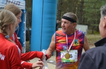 Dziewczyna wręczająca mężczyźnie pakiet żywności 