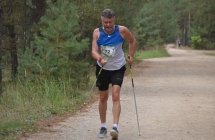 Mężczyzna maszerujący w nordic walking 