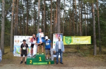 Pięcioro mężczyzn, troje stoi na podium