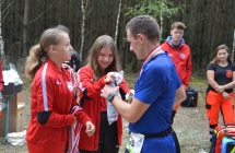 Dziewczyny wręczające medal za uczestnictwo w biegu 
