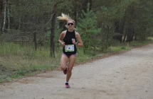 Dziewczyna w sportowym stroju podczas biegu 