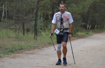Mężczyzna podczas marszu nordic walking 