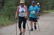 Kobieta i mężczyzna podczas marszu nordic walking 