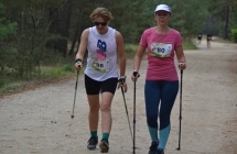 Dwie kobiety podczas marszu nordic walking 