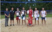 Kilku mężczyzn - zawodnicy drużyny plażowej piłki siatkowej 