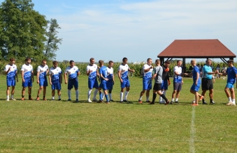 Kilkunastu piłkarzy na boisku 