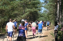 Kilkanaście biegaczy podczas biegu i marszu nordic walking 
